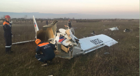 Военный самолет упал на жилой дом в Краснодарском крае