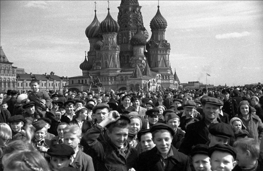 В 1945 году на красной площади прошел. Москва победа 1945. Ликование Победы 1945. День Победы на красной площади 9 мая 1945 года. Великая Отечественная война май 1945.