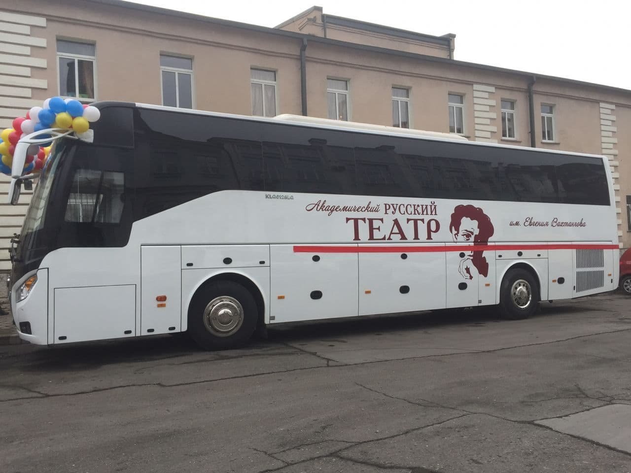 Театру Вахтангова подарили автобус