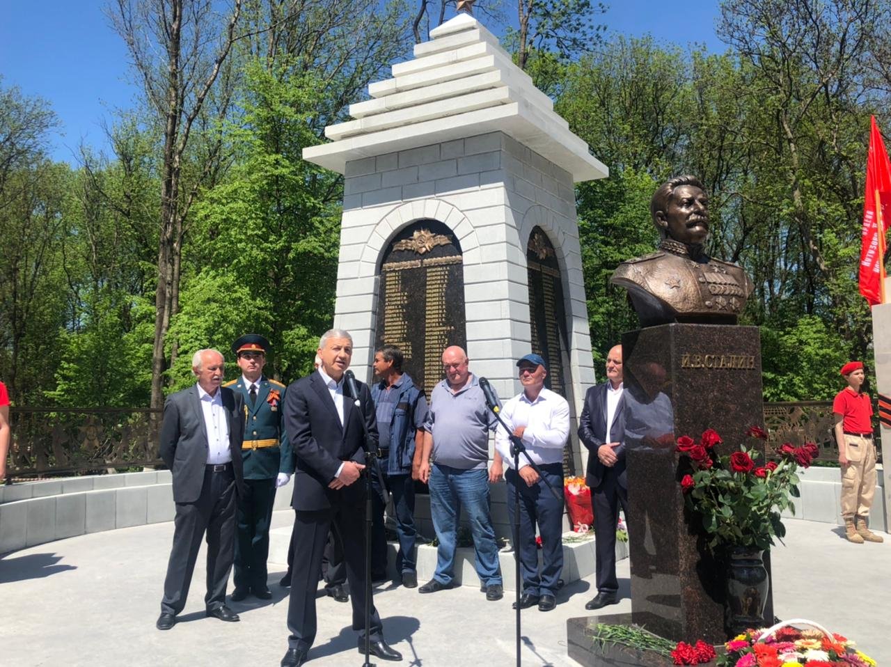 Жителям осетинской слободки открыли монумент