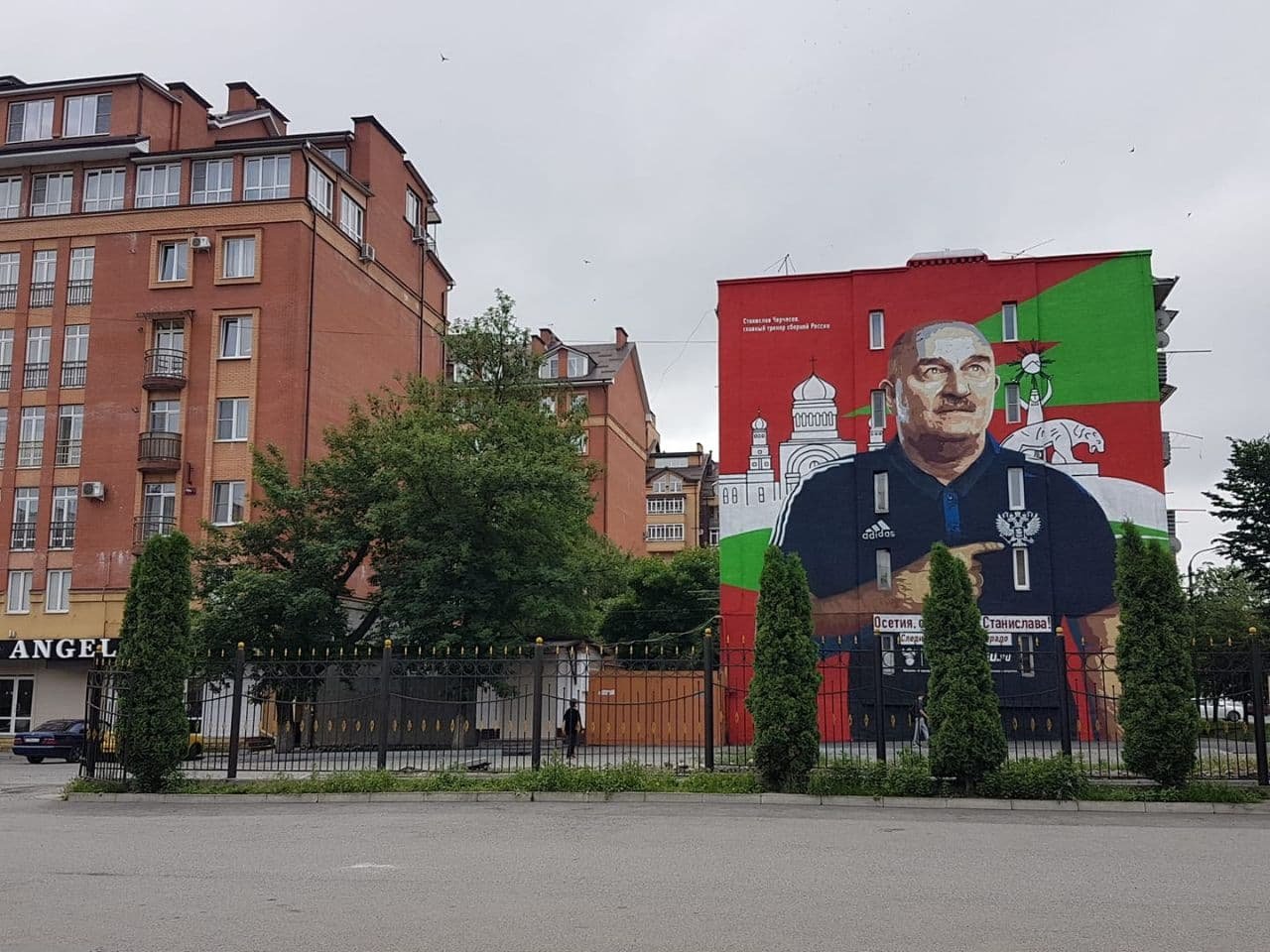 Портрет Станислава Черчесова изобразили на фасаде дома во Владикавказе