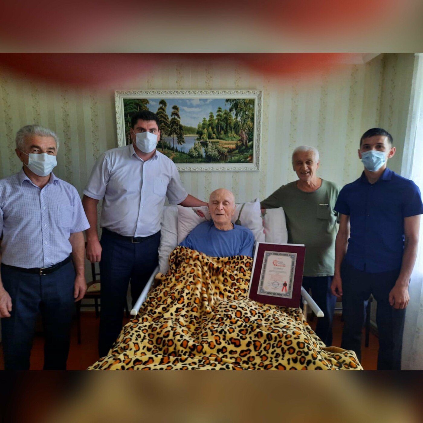 Старейшим представителям фамилии Марзоевых вручили сертификаты о внесении в Книгу рекордов России