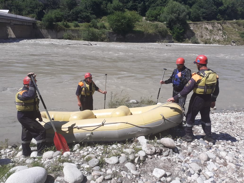 Спасатели продолжают поиски водителя экскаватора, упавшего в обрыв в Дигорском ущелье