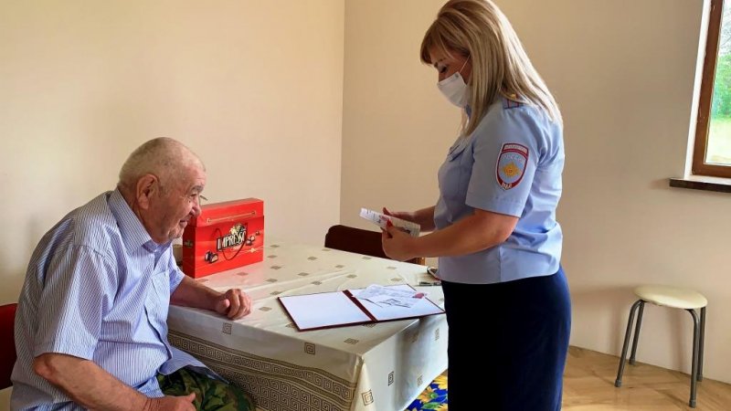 В Северной Осетии ветеран поблагодарил сотрудников полиции за заботу