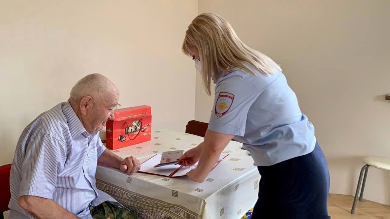 В Северной Осетии ветеран поблагодарил сотрудников полиции за заботу