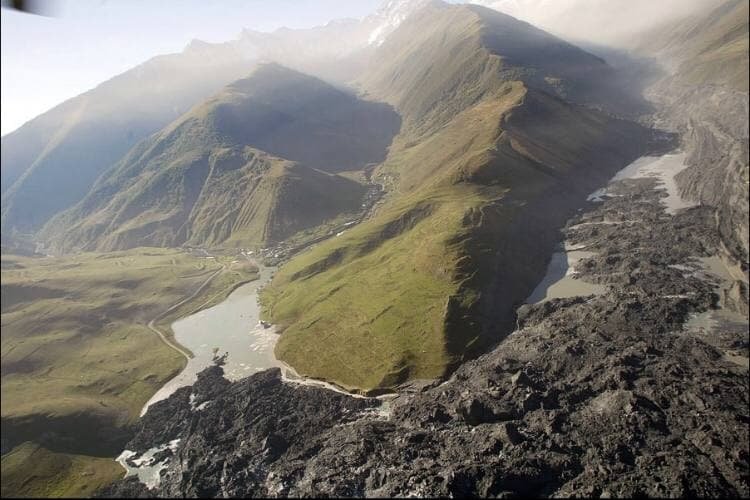 20 сентября 2002 года, в Кармадонском ущелье Северной Осетии произошёл сход ледника Колка