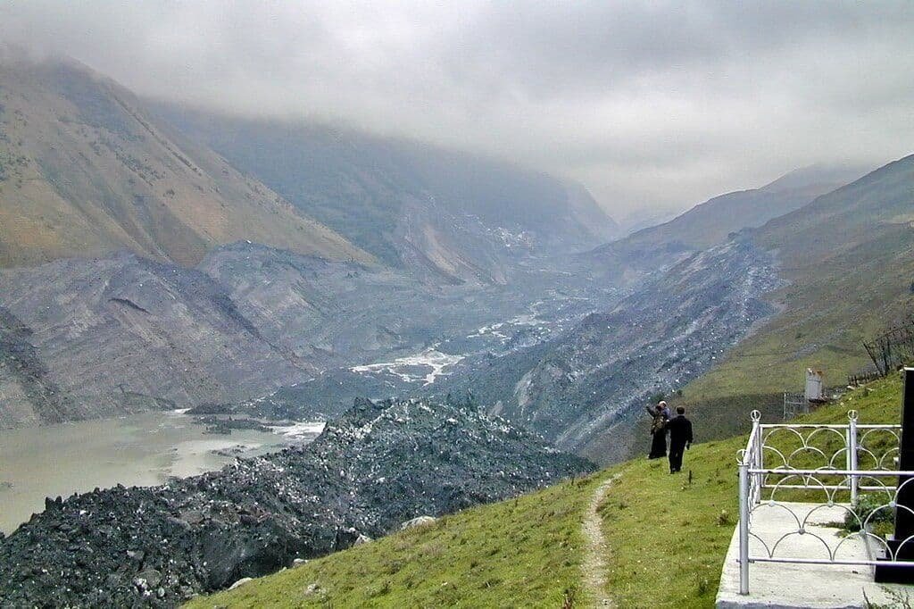 20 сентября 2002 года, в Кармадонском ущелье Северной Осетии произошёл сход ледника Колка