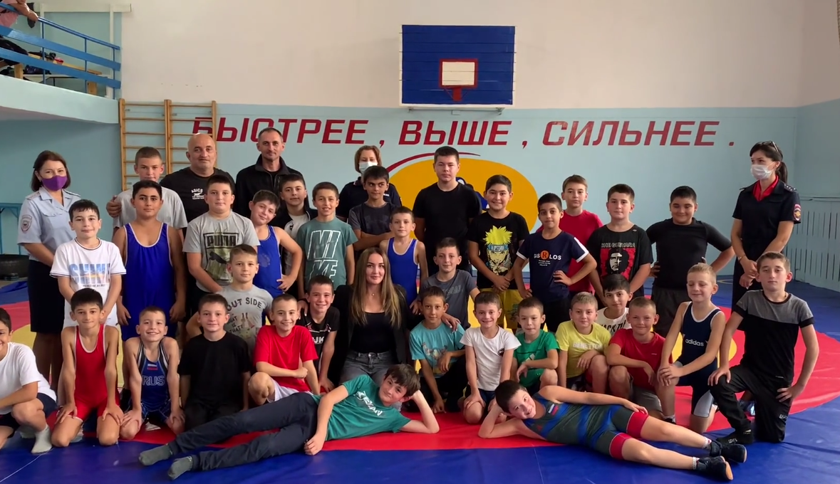 В Ардонском районе Северной Осетии в рамках проекта «Десятилетие детства», полицейские организовали для детей встречу с именитой спортсменкой Дианой Авсараговой.