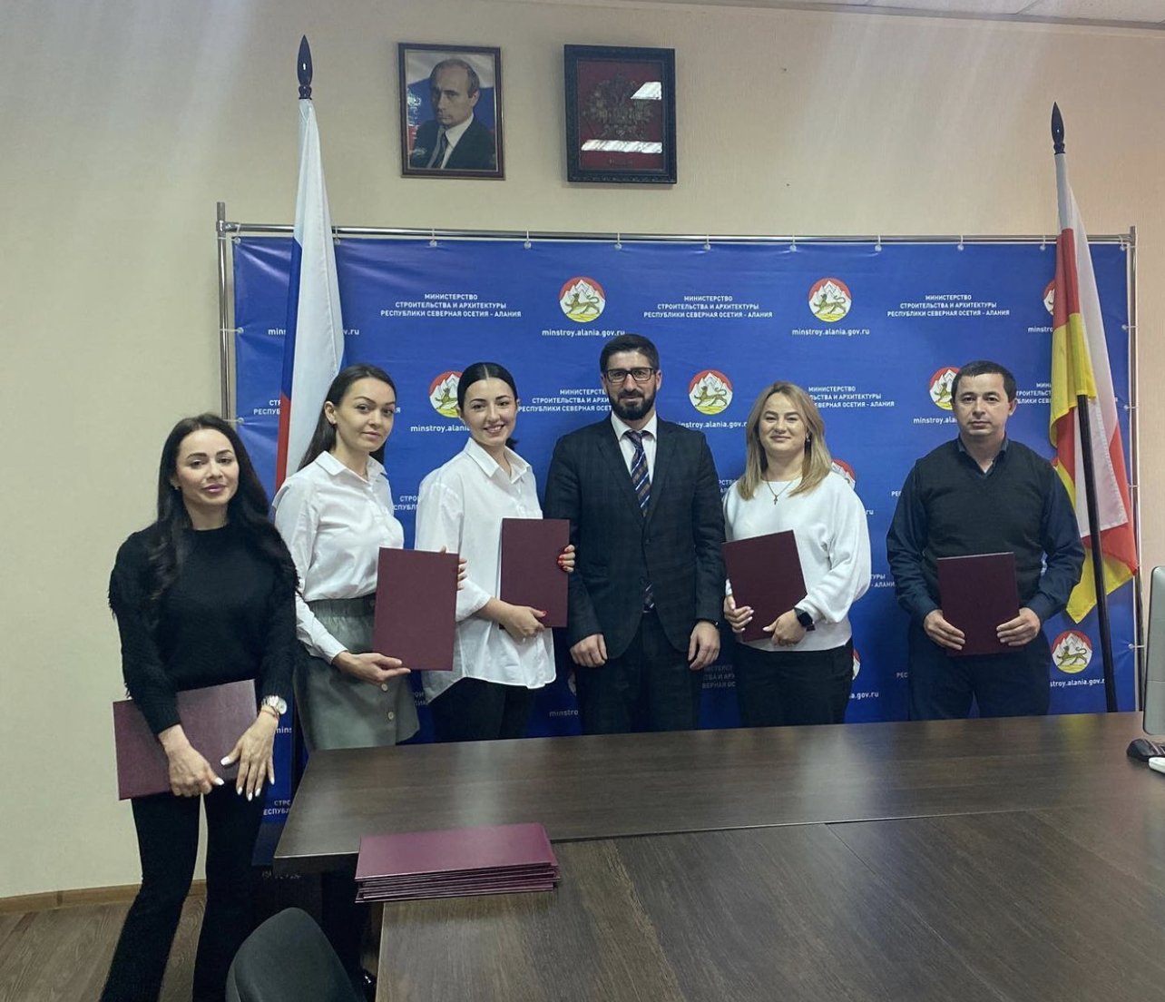 В Северной Осетии молодым специалистам вручили 12 сертификатов на погашение части ипотечного кредита