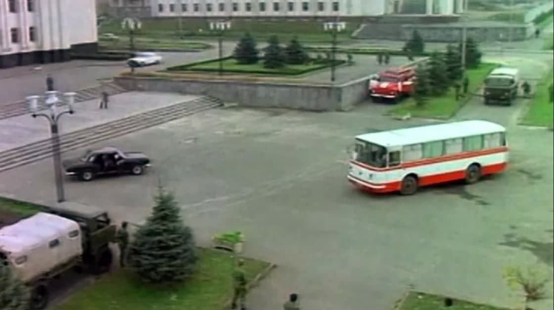 Со дня захвата автобуса с учениками 42-й школы Владикавказа прошло 33 года