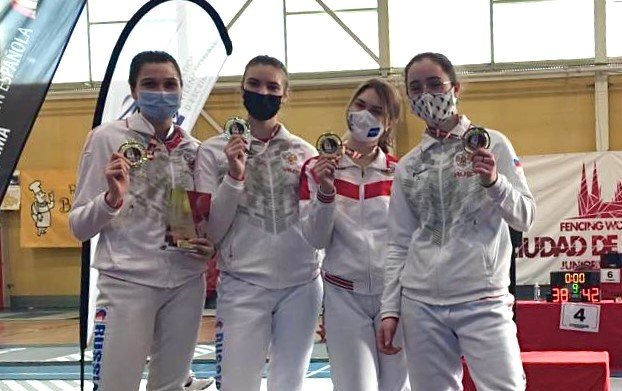 Бекмурзова и Назарова выиграли юниорский этап Кубка мира по шпаге в командном турнире