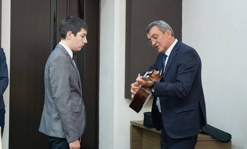 Глава РСО – Алания Сергей Меняйло исполнил мечту 13-летнего Арсена Таучелова