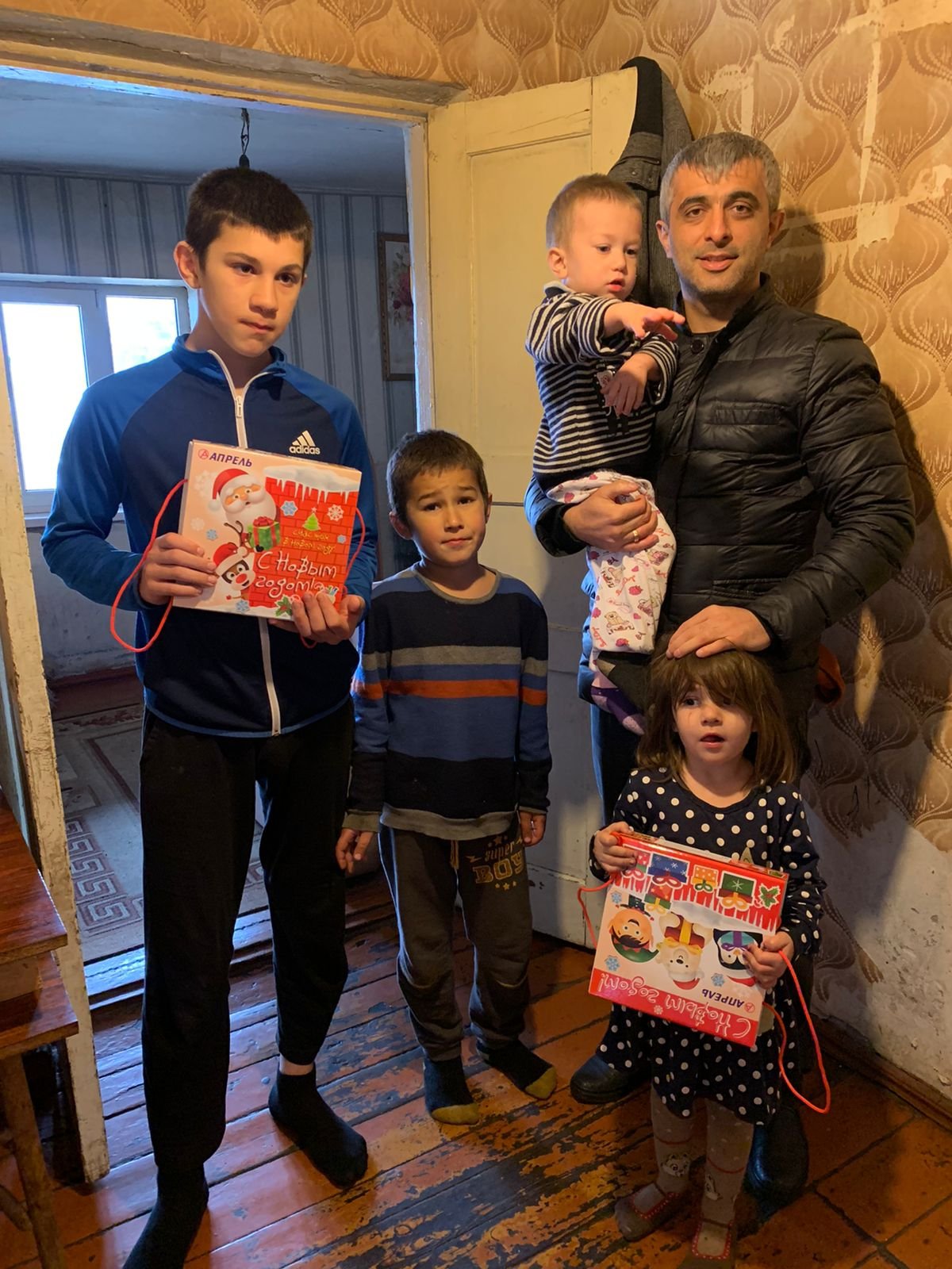 В Заводском детям из малоимущих семей вручили новогодние подарки