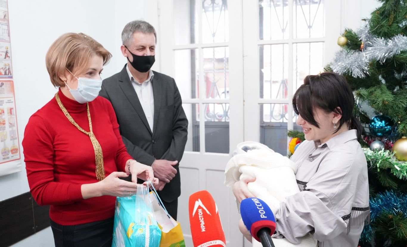 Первые подарочные наборы для новорожденных вручили в Северной Осетии