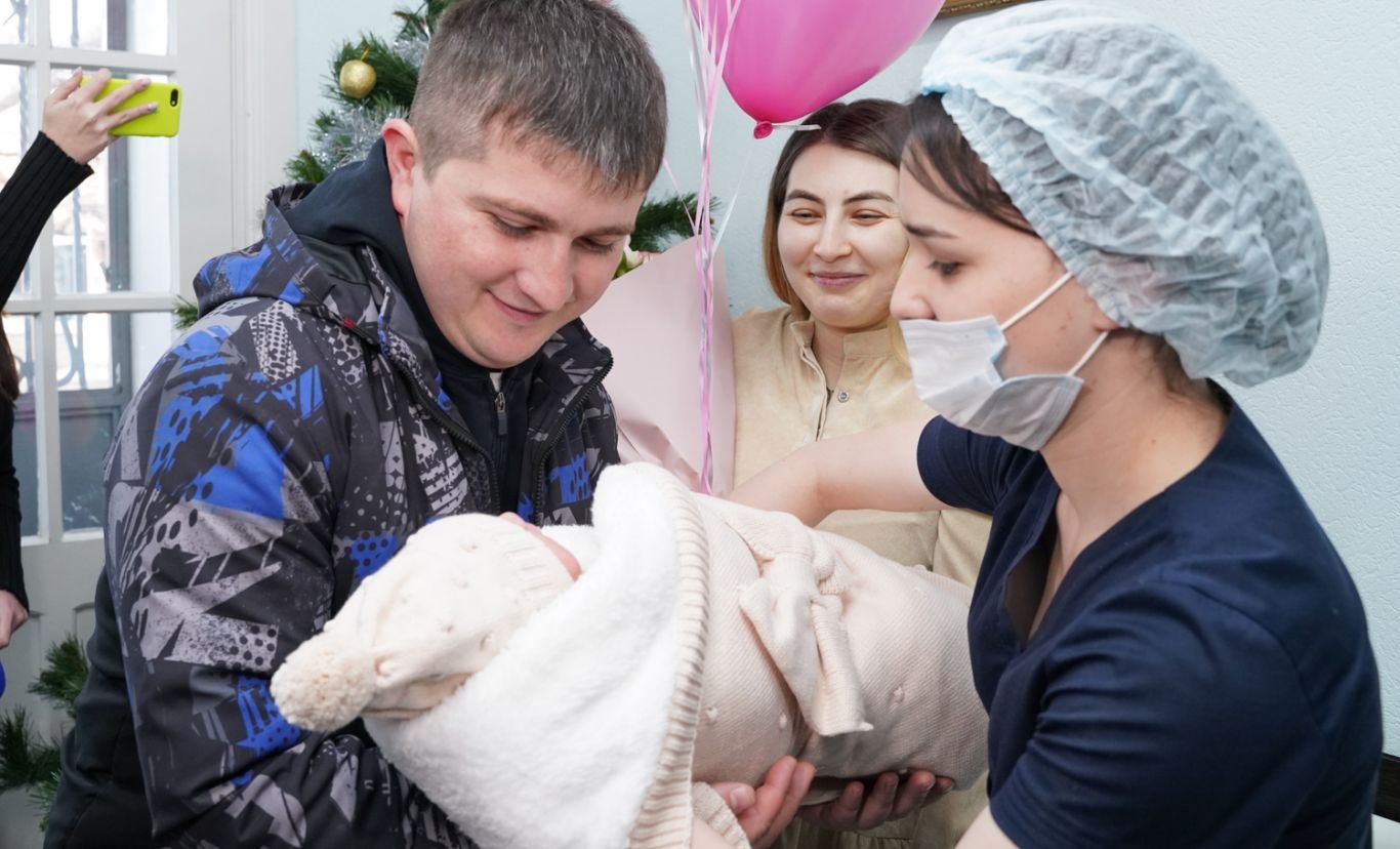 Первые подарочные наборы для новорожденных вручили в Северной Осетии