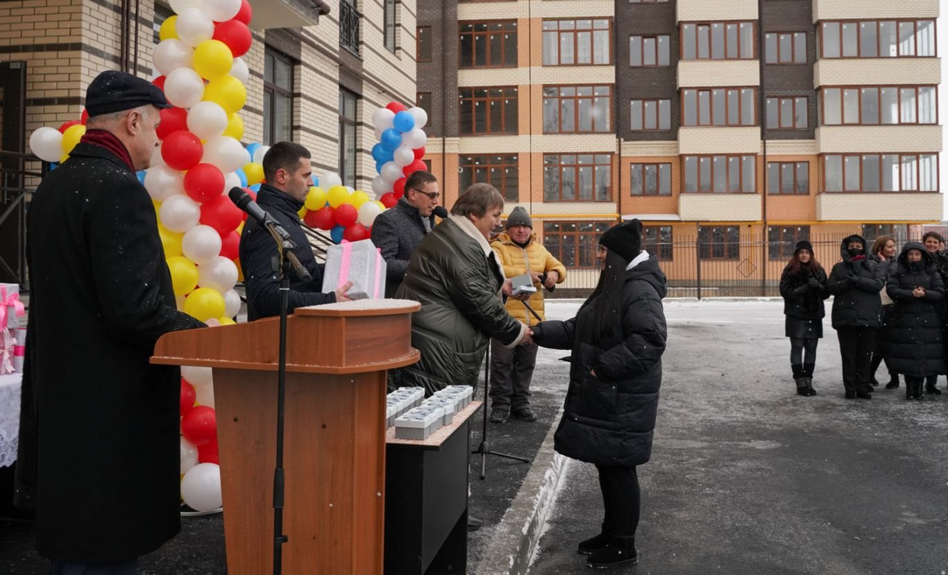 Во Владикавказе вручили ключи от квартир детям-сиротам