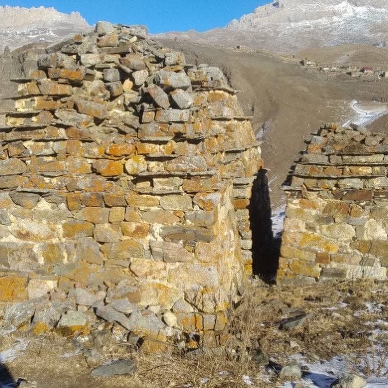В Северной Осетии пастух умышленно повредил стенды у фамильных склепов