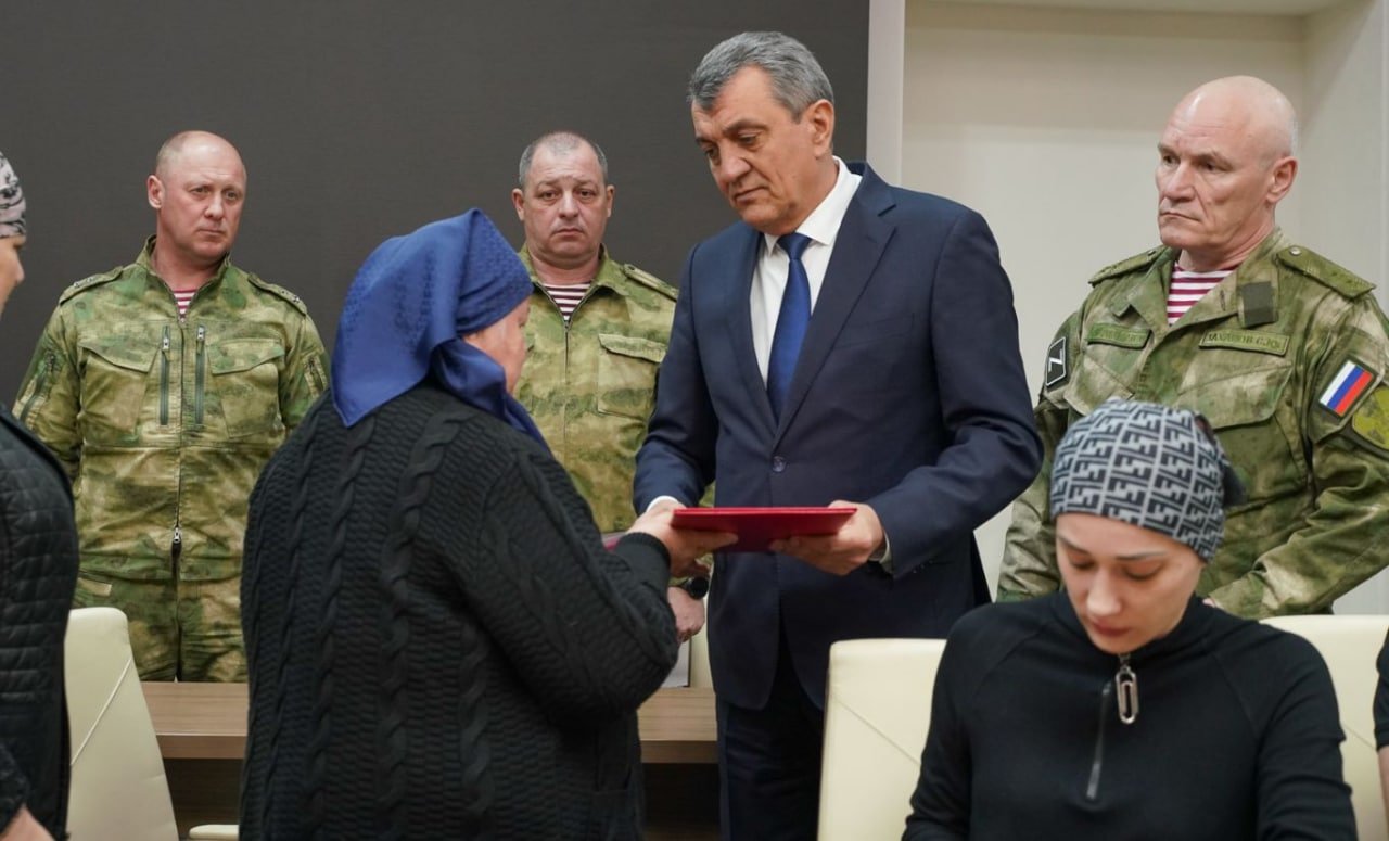 Награды погибших военнослужащих Росгвардии передали их родным в Северной Осетии