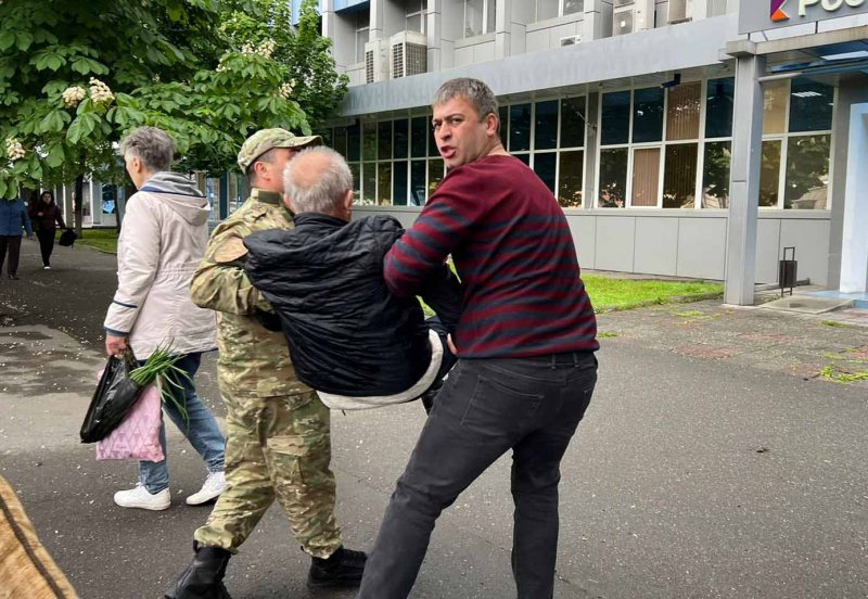 В Северной Осетии сотрудник спецподразделения «Гром» УКОН МВД по РСО-Алания спас пожилого мужчину, у которого случился приступ