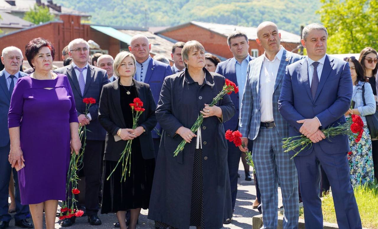 В преддверии национального праздника – Дня осетинского языка и литературы, который отмечается 15 мая, прошли торжественные мероприятия