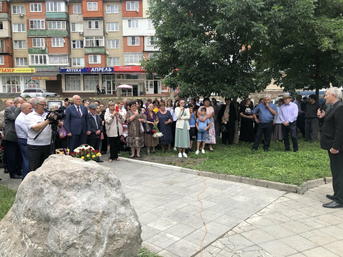 Во Владикавказе открыли памятник Пипо Гурциеву