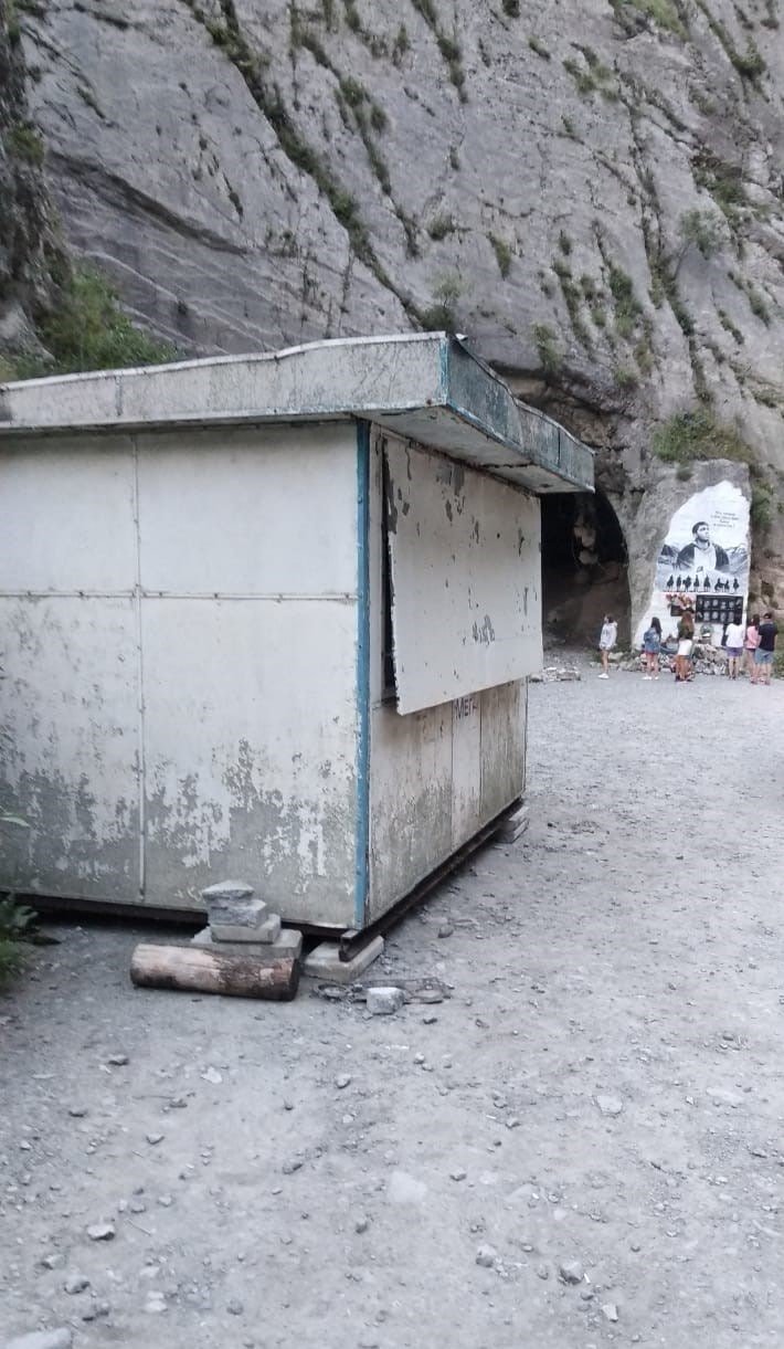 Гидов Осетии возмутил ларек, установленный в горах рядом с памятной доской Сергею Бодрову и его съемочной группе