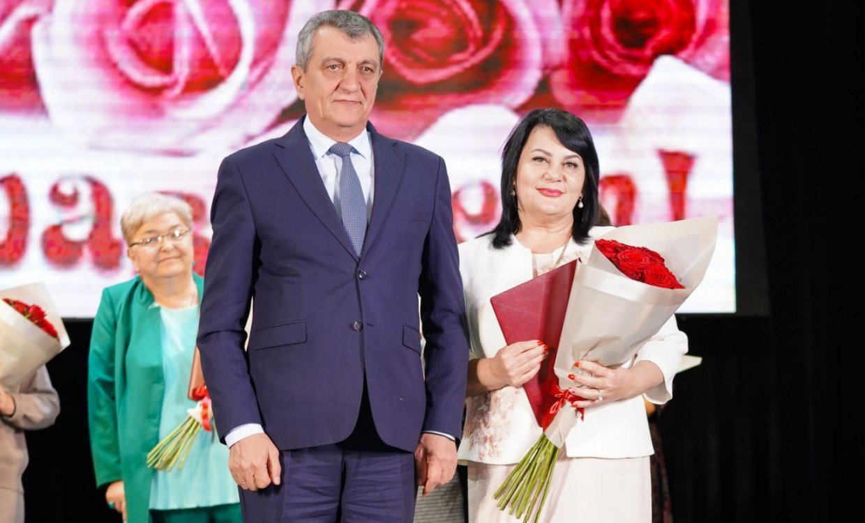 Меняйло наградил лучших педагогов республики в преддверии дня учителя