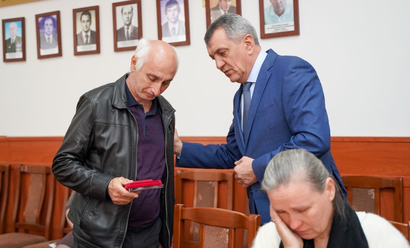 Сергей Меняйло вручил награды семьям погибших военнослужащих из Моздокского района