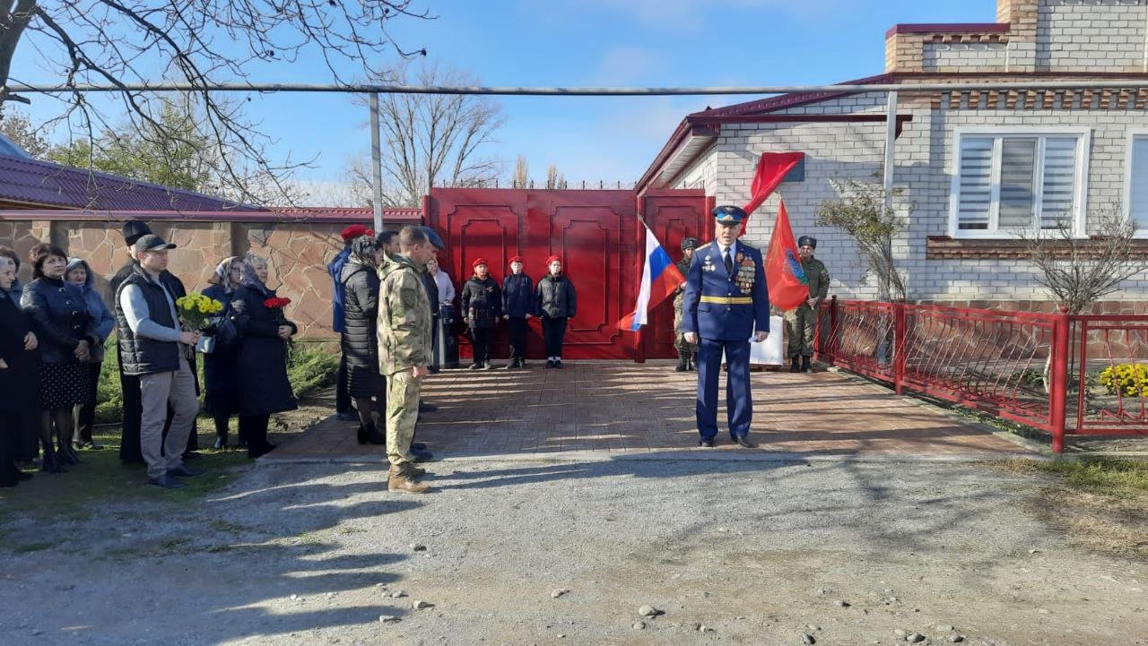 19 ноября в селе Троицком была открыта мемориальная доска лейтенанту Давыдову Вадиму Юрьевичу, героически погибшему на Украине