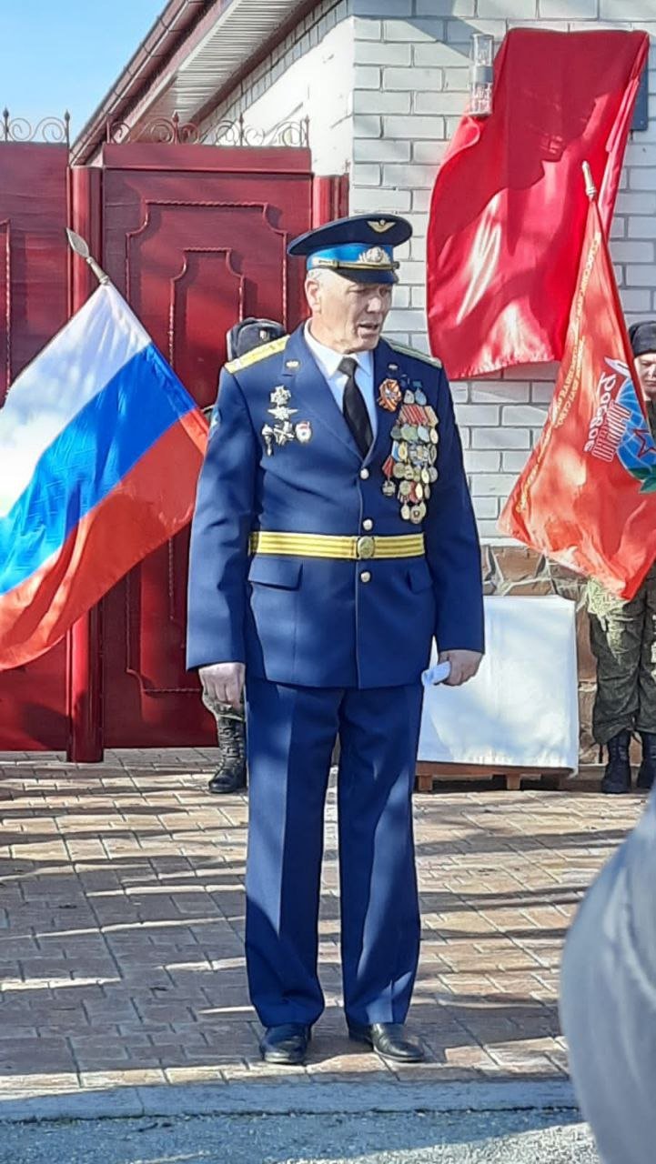 19 ноября в селе Троицком была открыта мемориальная доска лейтенанту Давыдову Вадиму Юрьевичу, героически погибшему на Украине