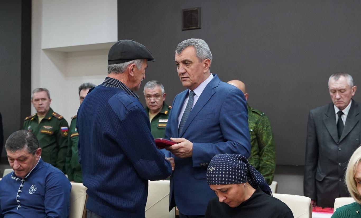Сергей Меняйло передал Ордена Мужества семьям погибших военнослужащих