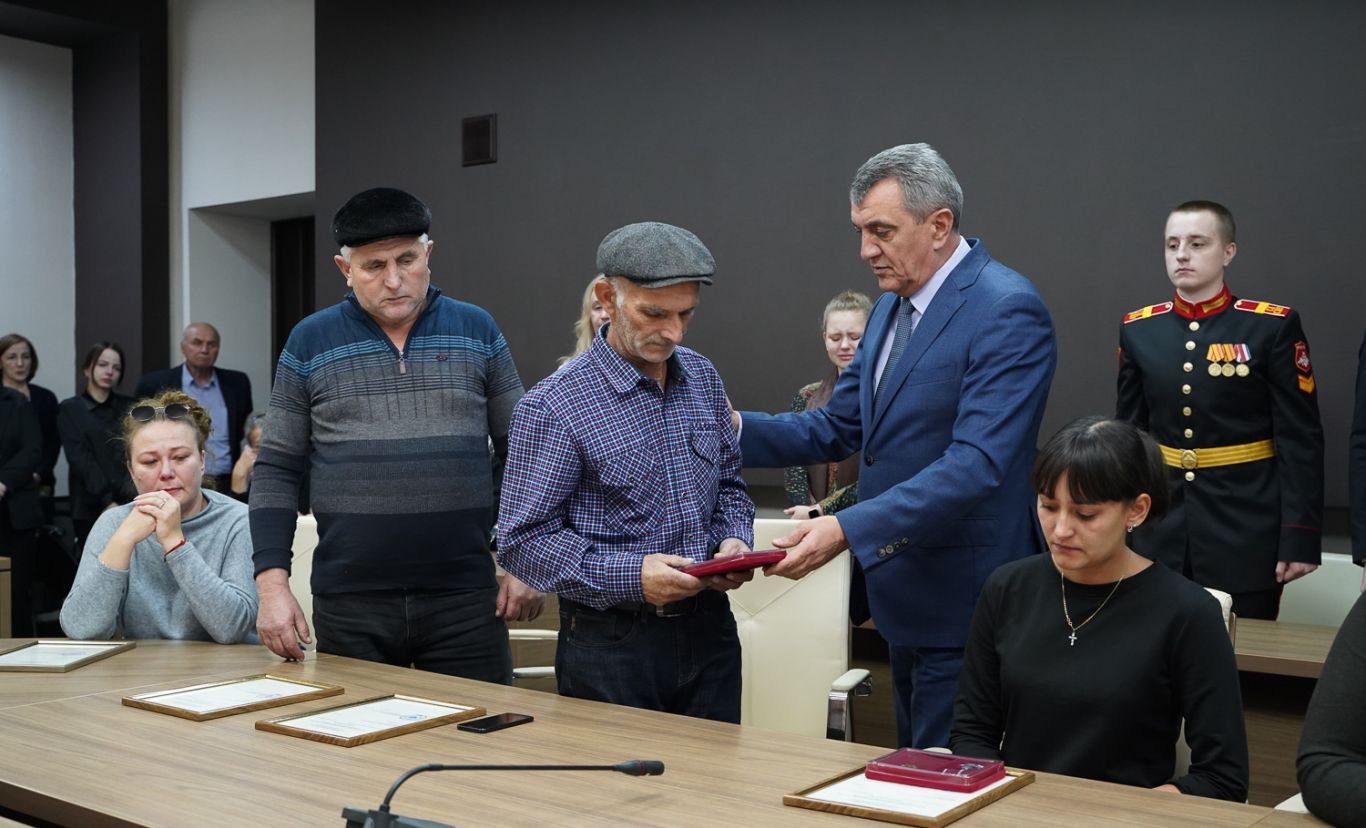 Сергей Меняйло передал Ордена Мужества семьям погибших военнослужащих
