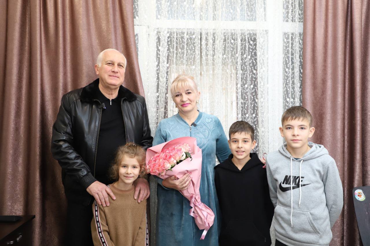 Вячеслав Мильдзихов навестил семью заместителя префекта Северо-Западного МО Георгия Дзекоева, ушедшего добровольцем на фронт