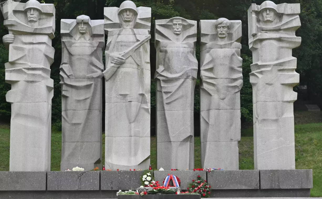 Мемориал советским воинам на Антакальнисском кладбище в Вильнюсе