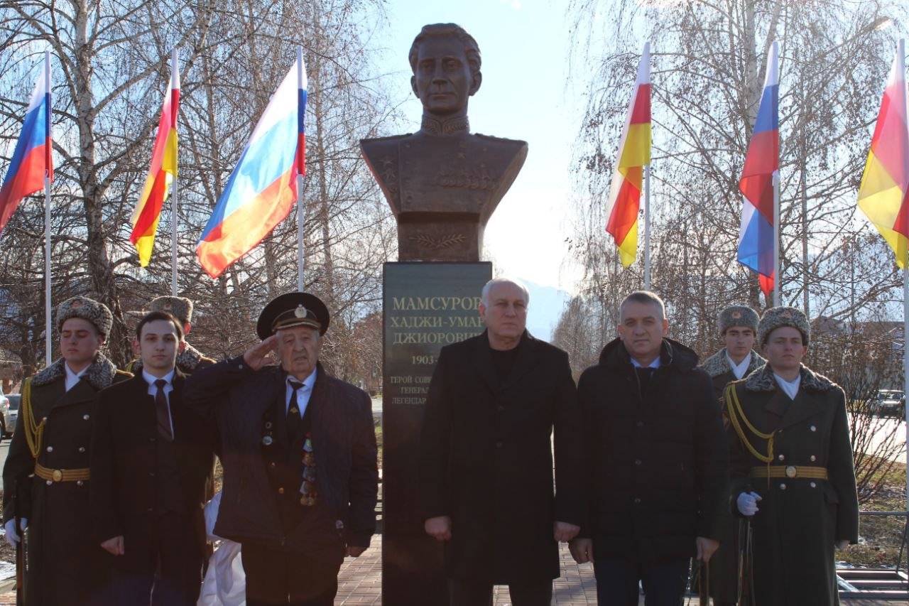 Грозный мамсурова. Награды Хаджи Мамсурова. Хаджи Мамсурова памятник. Открытие во Владикавказе Мамсурова.