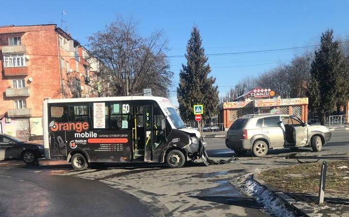 Во Владикавказе произошло ДТП с участием пассажирского микроавтобуса
