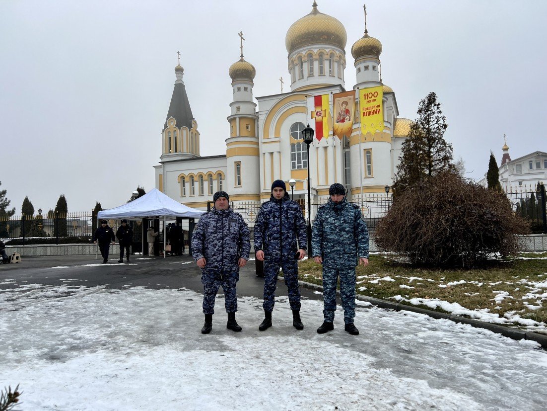 Во Владикавказе сотрудники Росгвардии и МВД спасли жизнь прихожанке храма