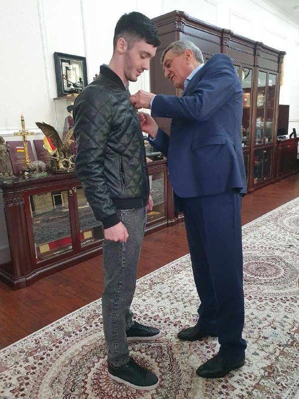 Меняйло вручает медаль самому юному участнику СВО Остаеву Рустаму